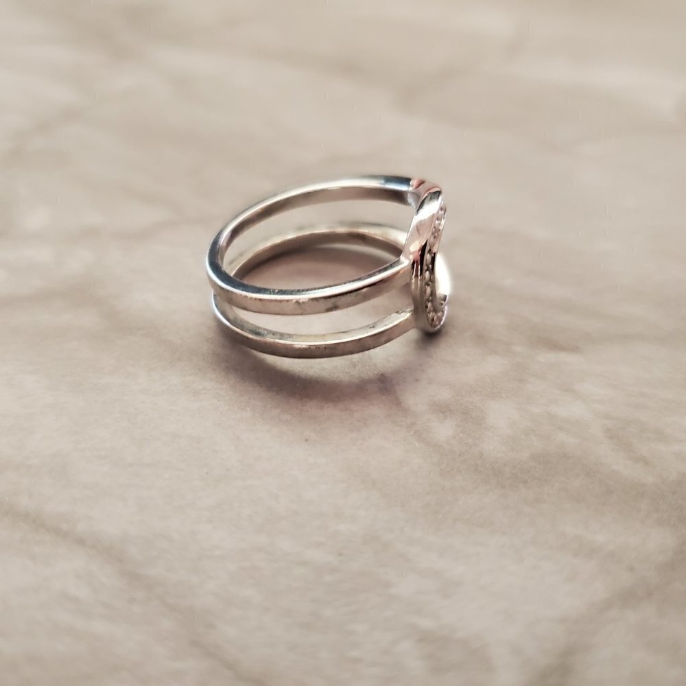 ✨ 2000's Silver Rhinestone Ring Size 8 ✨ - Picture 4 of 5